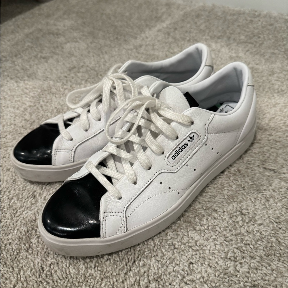 Like new white leather sneaker